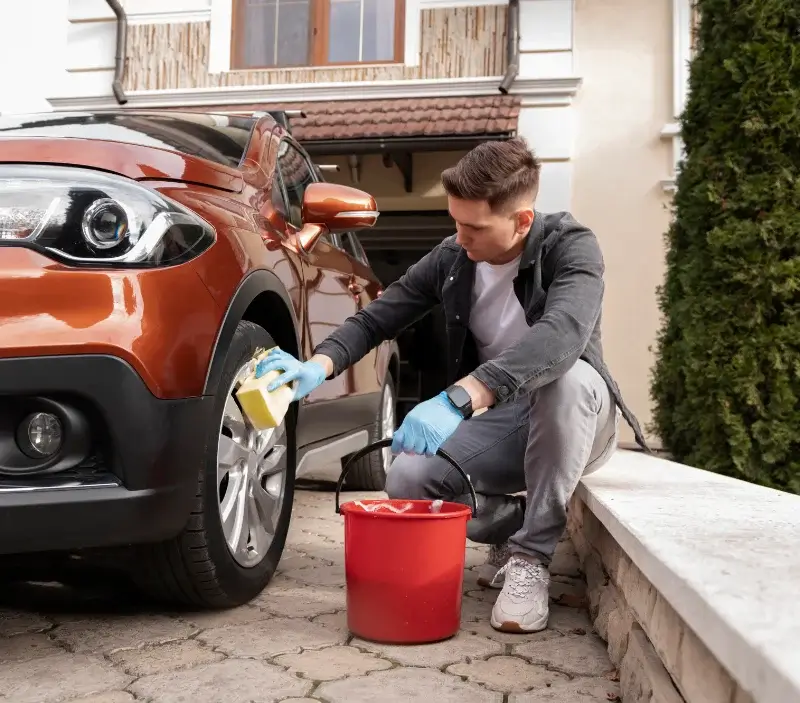 Lavage auto à domicile Villejust : professionnel intervenant sur un véhicule